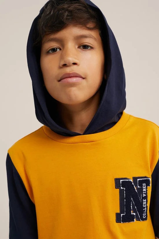 WE Fashion Jongens T-shirt met capuchon