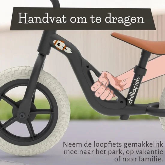 Chillafish Loopfiets 2 jaar - Lichtgewicht met verstelbaar zadel en stuur - Zwart - Loopfiets voor jongens en meisjes tot 4 jaar met handvat om te dr